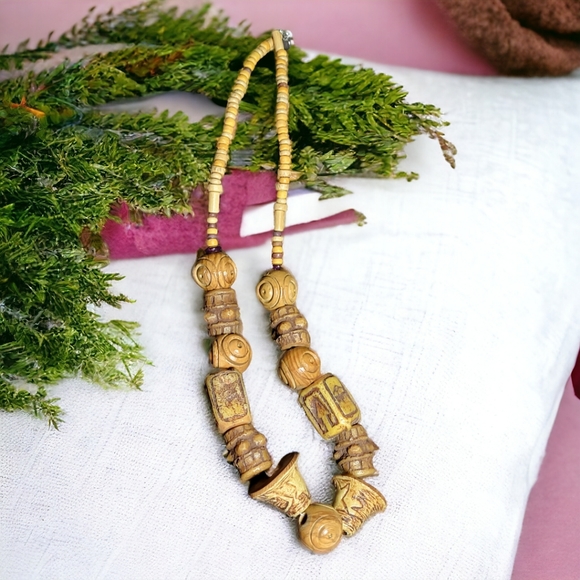 Hand-made large wooden and plastic beads necklace - Picture 4 of 5